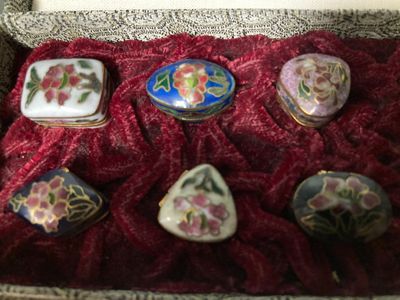 une boîte contenant tout un tas de pièces différentes