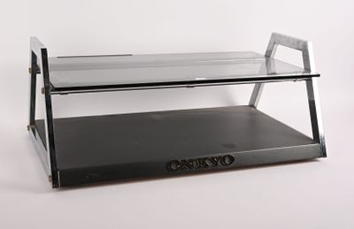 une étagère en métal surmontée d'une étagère en verre