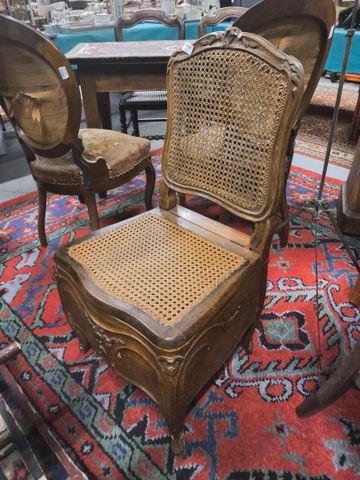 Chaise de commodité en hêtre mouluré et sculpté de feuillages. As...