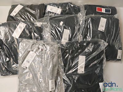 beaucoup de t-shirts emballés dans du plastique