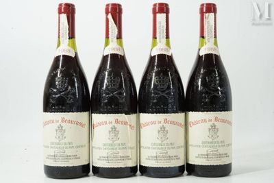 quatre bouteilles de vin sont alignées sur une surface blanche