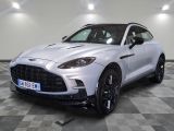 une voiture blanche garée dans une pièce au sol en damier