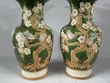 deux vases posés sur une table