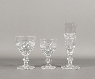 trois verres à vin transparents posés les uns à côté des autres sur une table