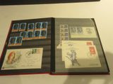 un livre ouvert avec des timbres, posé sur une table