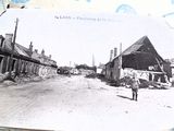 une vieille photo d'un homme marchant sur un chemin de terre