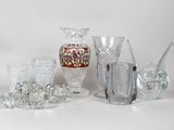 beaucoup d'objets en verre qui se trouvent sur la table
