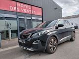 l'avant d'une voiture noire garée devant un immeuble