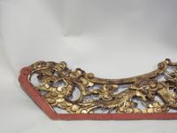 Encadrement de lit en bois sculpté, peint et doré à décor de… (photo 4)