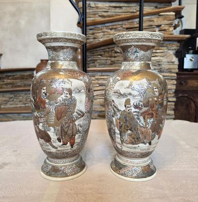deux vases posés sur une table, avec un mur de pierre en arrière-plan
