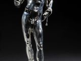 statue en argent représentant un homme debout sur un socle, les mains tendues