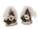 une paire de gnomes de Noël recouverts de neige, tenant une branche de sapin, devant un fond blanc