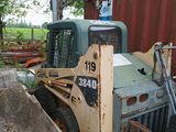 un tracteur garé à côté d'un tas de bois