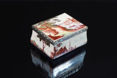 une petite boîte avec un tableau posé sur une table