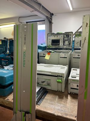 une pièce remplie de machines et d'autres objets
