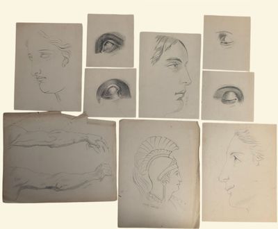 Plusieurs croquis représentant le visage d'une femme sont dessinés sur une feuille de papier