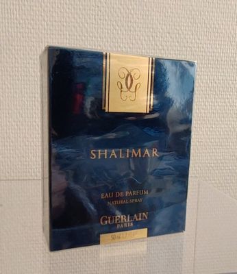 le flacon de parfum est posé sur le mur de la salle de bains
