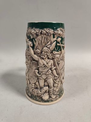 un gros plan d'une tasse ornée d'un motif