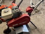 une petite machine rouge posée sur le sol