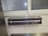 une photo d'un rouleau de papier d'aluminium posé sur un plan de travail de cuisine