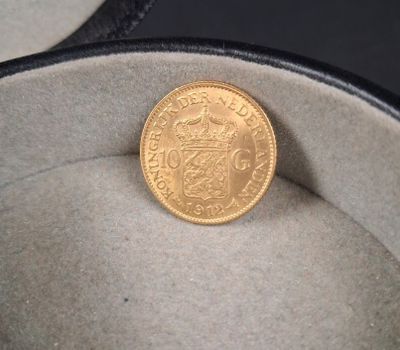 une pièce d'or posée dans une boîte sur une table