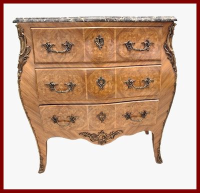Commode de style LXV à 3 tiroirs, marquetée et garnitures en…
