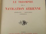 un livre ouvert sur lequel figure l'image d'un avion