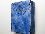 peinture représentant une tache de peinture bleue sur un mur blanc