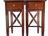 une paire de tables d'appoint en bois avec des tiroirs de chaque côté