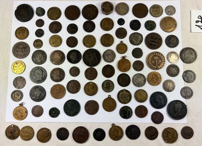 beaucoup de pièces de monnaie posées sur la table, accompagnées d'une étiquette indiquant leur prix