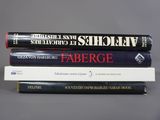 trois livres sont empilés sur une table