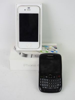 un téléphone portable posé à côté d'une boîte sur une table