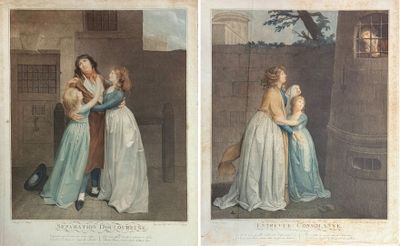 deux photos montrant deux femmes debout l'une à côté de l'autre devant un immeuble