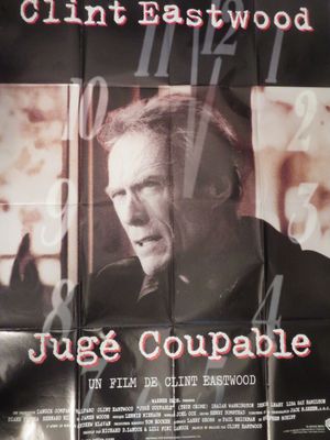 L'affiche du film « Juste coupable » est accrochée au mur.
