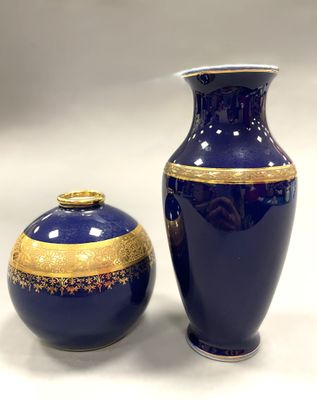 LIMOGES. Deux vases en porcelaine comprenant : - Paul PASTAU…