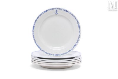 quatre assiettes empilées les unes sur les autres sur une surface blanche