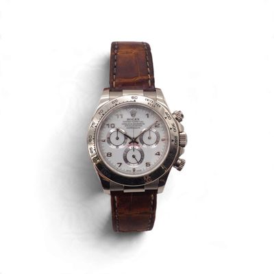 une image d'une montre sur une surface blanche avec un bracelet marron