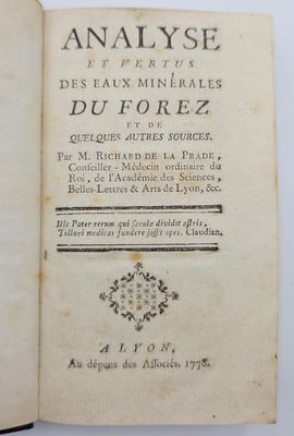 un livre ouvert avec un titre en noir et blanc