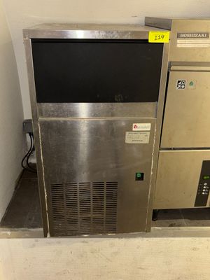 deux machines situées l'une à côté de l'autre dans une pièce