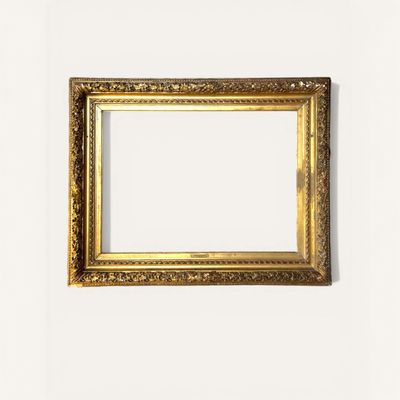 Important cadre en bois et stuc doré à décor d'une frise de …