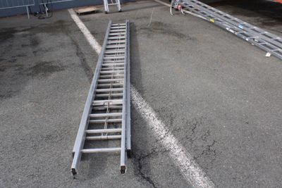 une échelle posée par terre sur un parking