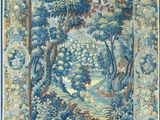 une tapisserie bleue et blanche représentant des arbres, des fleurs et des oiseaux