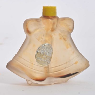 une petite cloche en verre surmontée d'une cloche en or