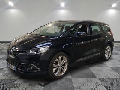 une voiture noire garée sur le sol en damier d'un garage