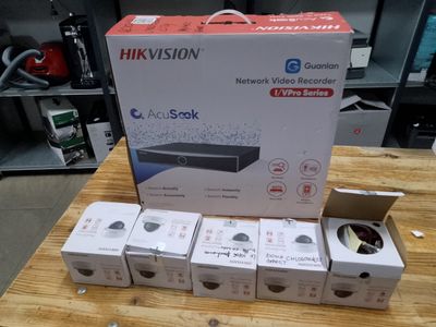 plusieurs boîtes de différentes tailles et des appareils électroniques de différentes tailles posés sur une table