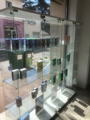 une vitrine en verre contenant de nombreux téléphones portables