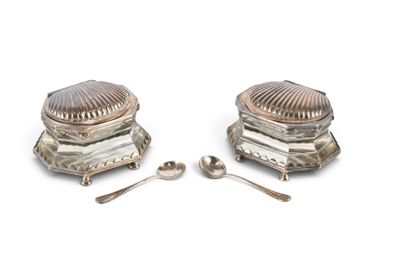 paire de salières et poivrières en argent avec cuillères et repose-cuillères