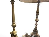 une paire de lampes de table anciennes en laiton, chacune munie d'un abat-jour