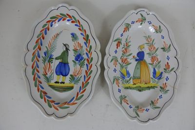 paire d'assiettes décoratives ornées d'oiseaux et de fleurs sur un fond blanc
