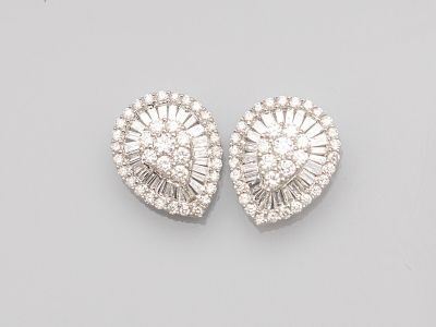une paire de boucles d'oreilles en diamant
